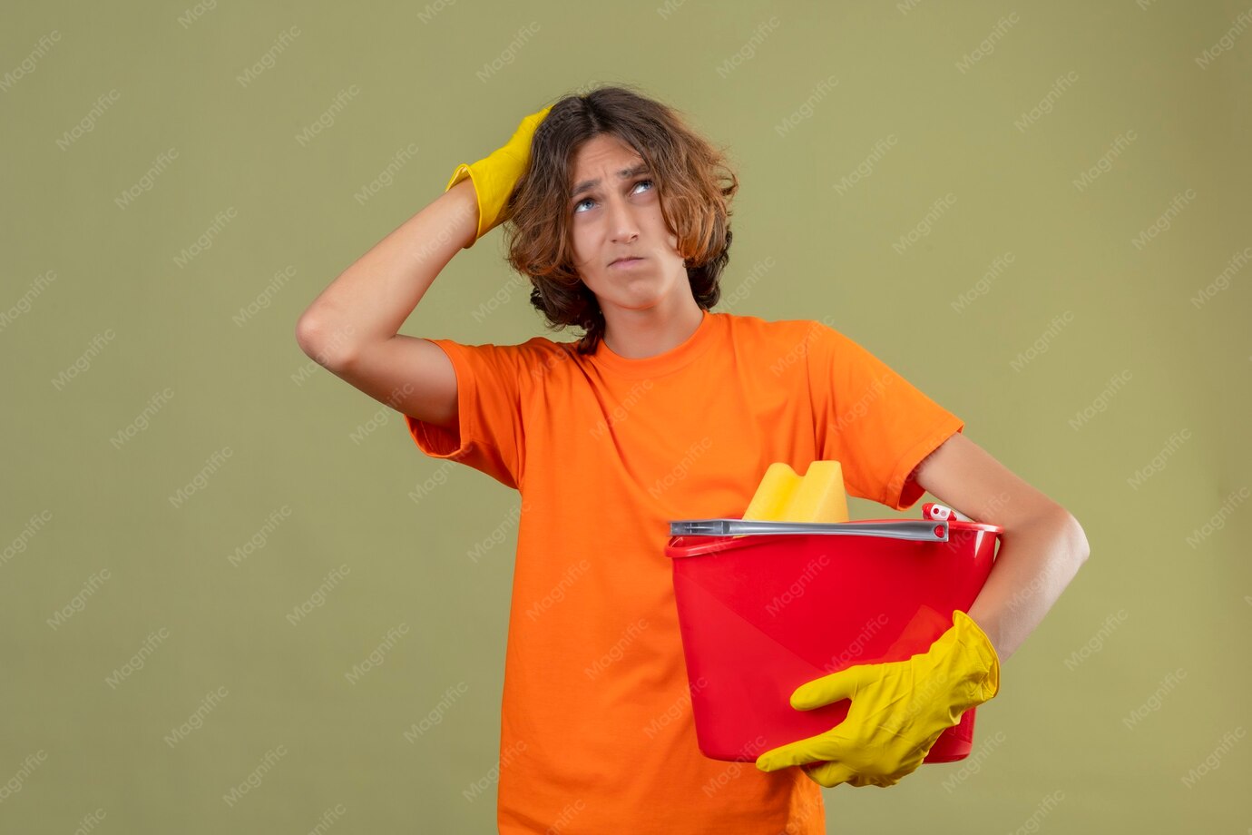 Attrezzatura da pulizia professionale pronta per un intervento condominiale